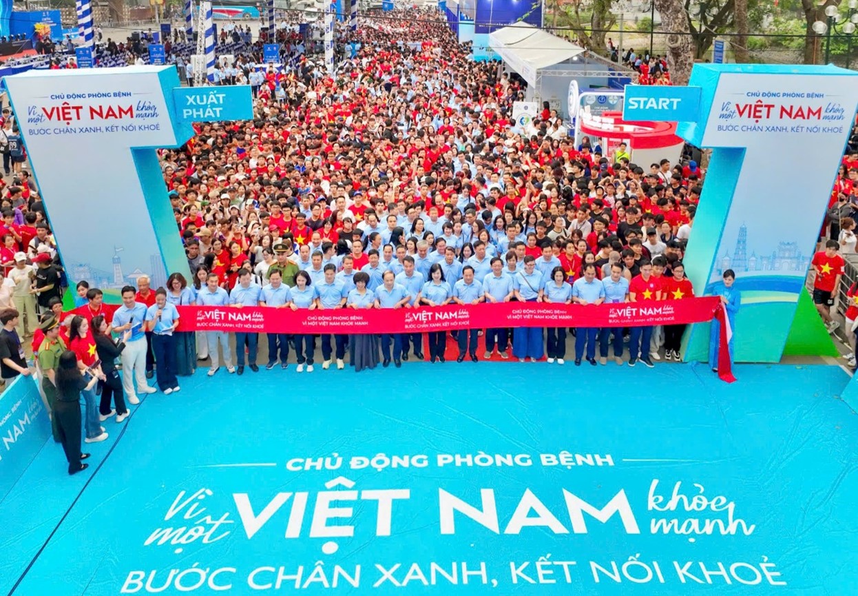 Các đồng chí lãnh đạo và các đại biểu thực hiện nghi thức phát động Ngày Sức khoẻ toàn dân 7/4.